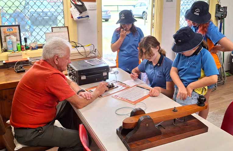 Girl Guides with Coffs Harbour and Districts Amateur Radio Club member Fred McSkimming.