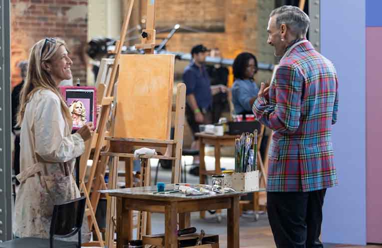 Portrait Artist of the Year judge Robert Wellington chats with Coffs artist Seabastion Toast.