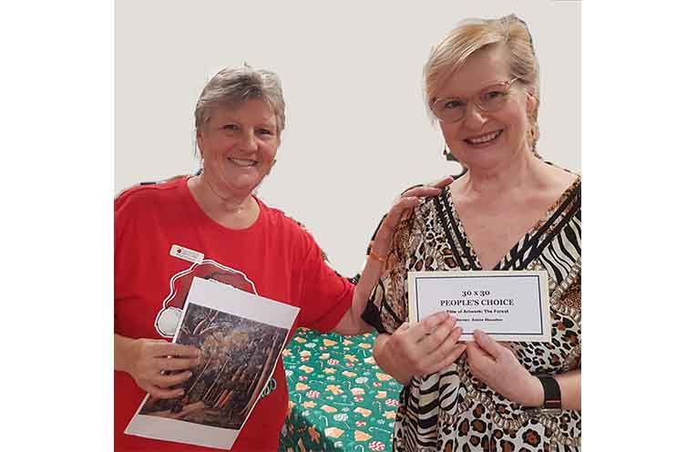 President Sue Roberts with People’s Choice Winner Annie Houston.