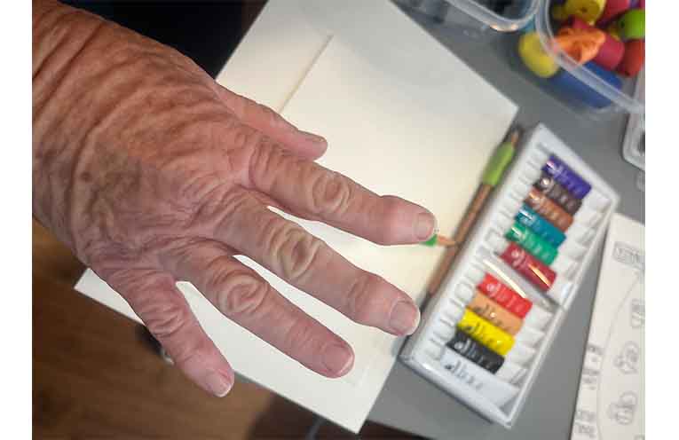 Arthritis in her hands doesn’t stop Lynette Smith from getting arty.